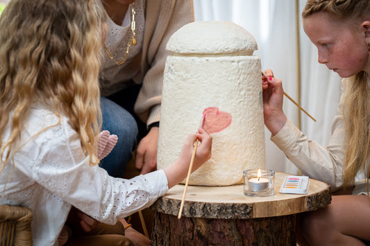 Koop samen met organische verfset – geef de urn een persoonlijk tintje.